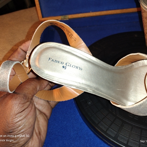 Faded Glory Gold Metallic 4+ Inch Open Toe Platform Heels, Sz. 9.5-US, 41.5-EU - Picture 5 of 9